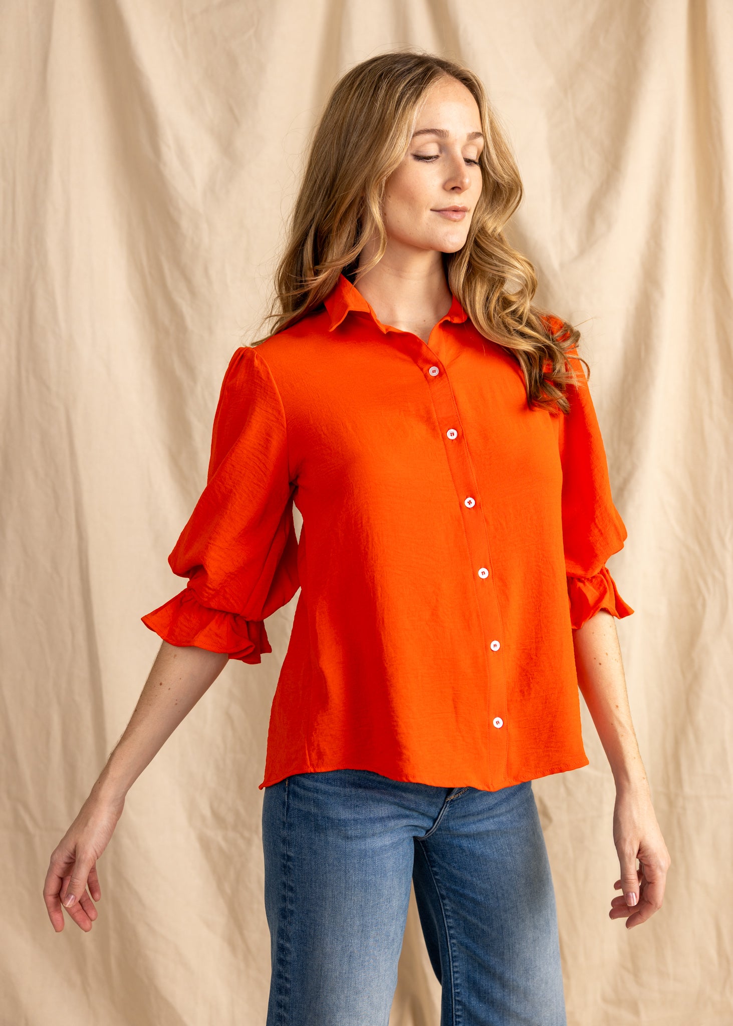 Yana K KESH TOP poly in light blue, featuring a relaxed fit and short sleeves, perfect for casual summer outings.