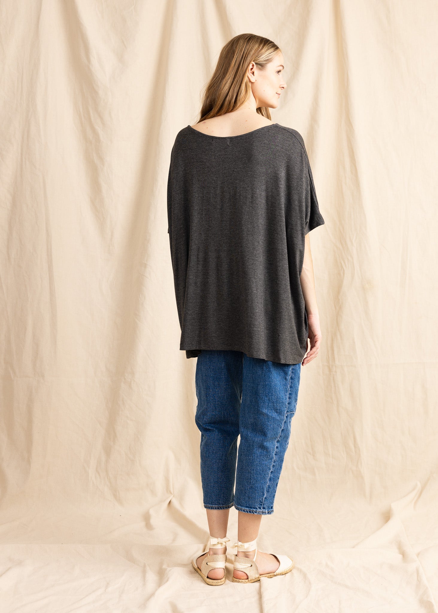 APPLE TOP SLEEVELESS vneck - Yana K Collective