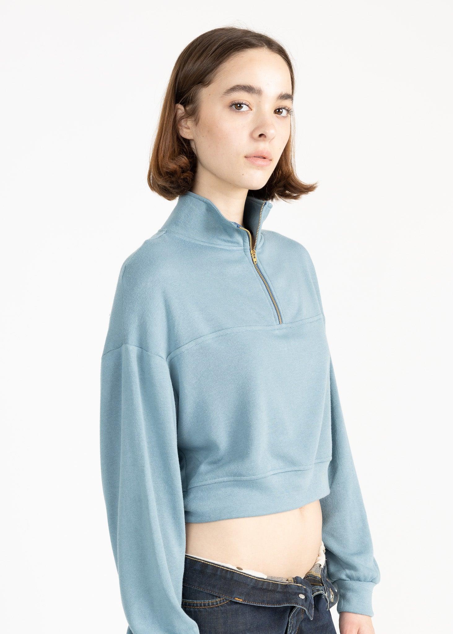 Cropped fleece sweater with zipper and mid-size collar.