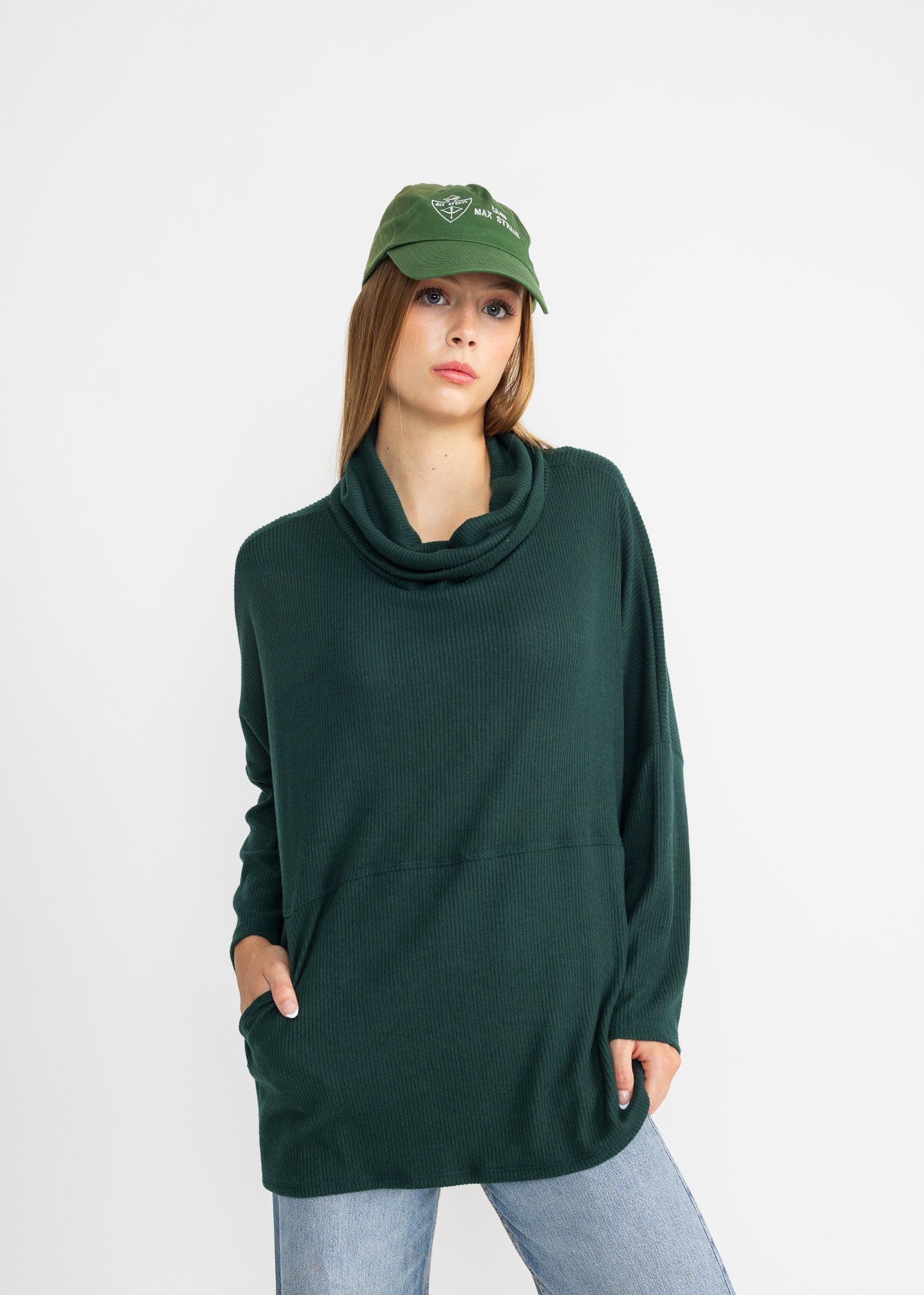 Cozy YanaK SHELLY SWEATER in hatchi rib texture, showcasing a relaxed fit and stylish design for casual wear.