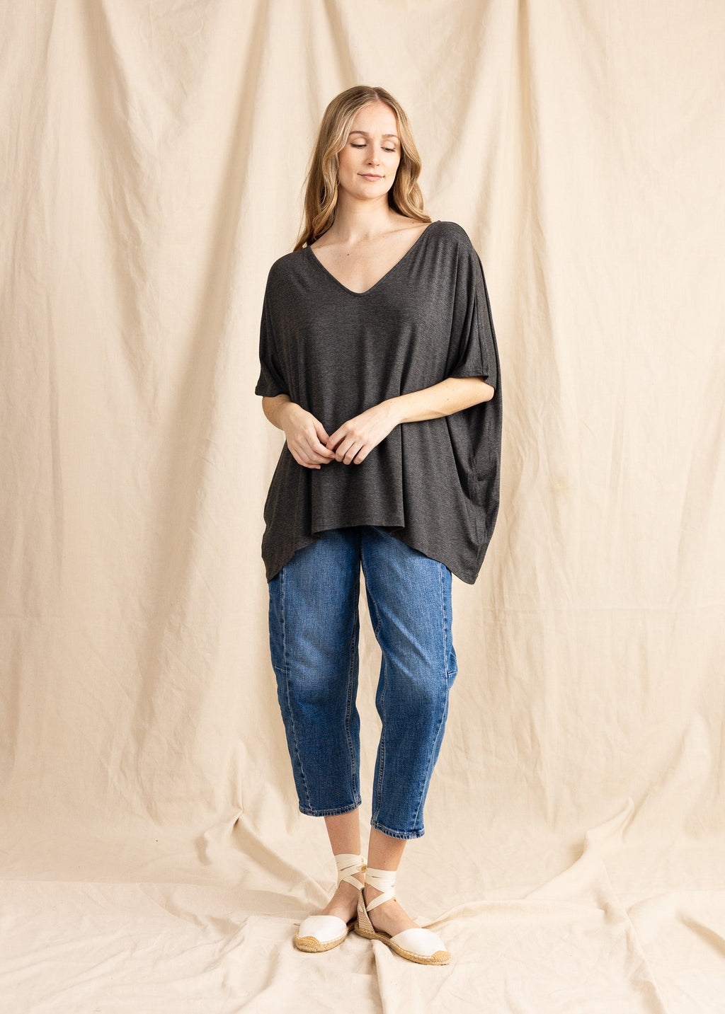 APPLE TOP SLEEVELESS vneck - Yana K Collective